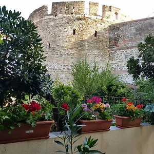 https://fridas-house-in-old-town.hotels-of-thessaloniki.com