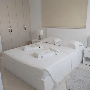 https://dinglis-residences.protaras-cy-hotels.com